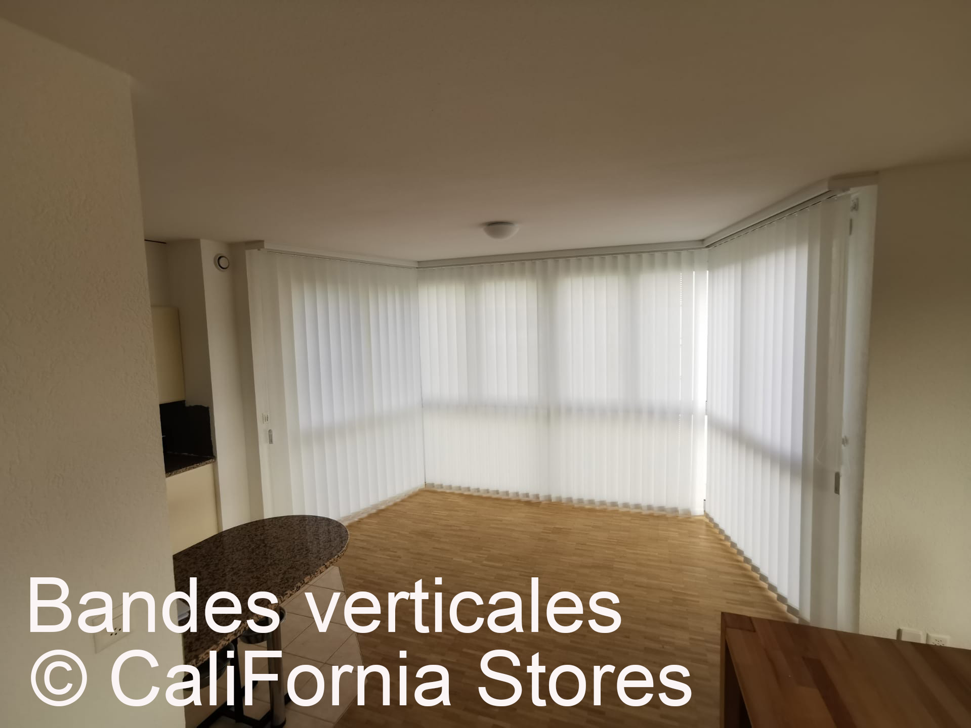 Stores à bandes verticales