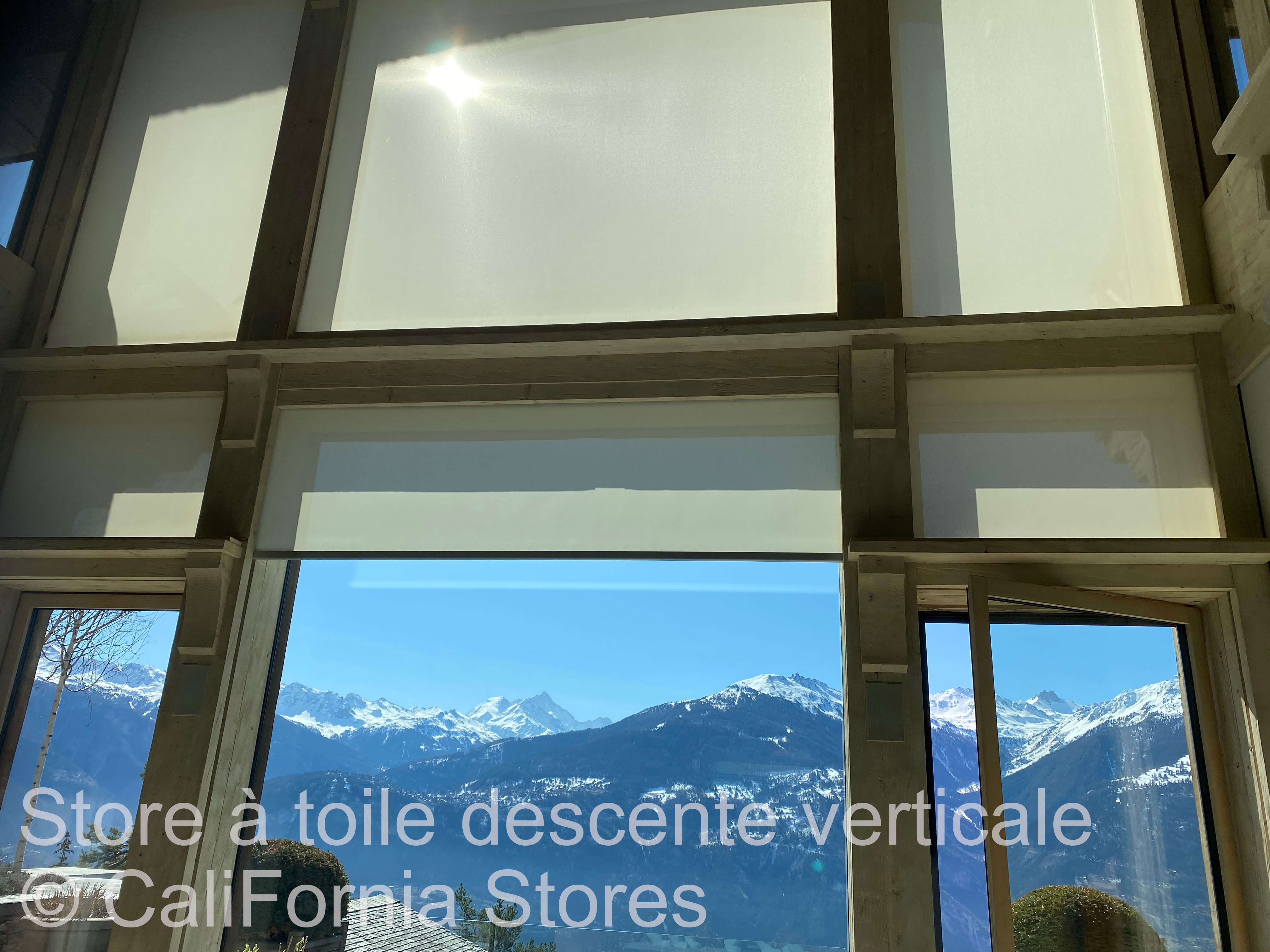 Store toile à descente verticale